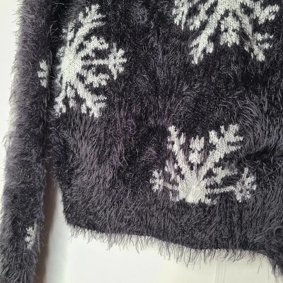 TOPSHOP Snowflake Textured Fuzzy Eyelash Sweater - Picture 5 of 6